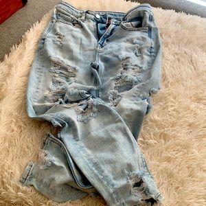 Cute jeans super comfy stretch high waist.